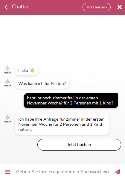 Ein Gast fragt nach einem Aufenthalt für zwei Erwachsene und ein Kind; der Bot bietet den nächsten Buchungsschritt an.