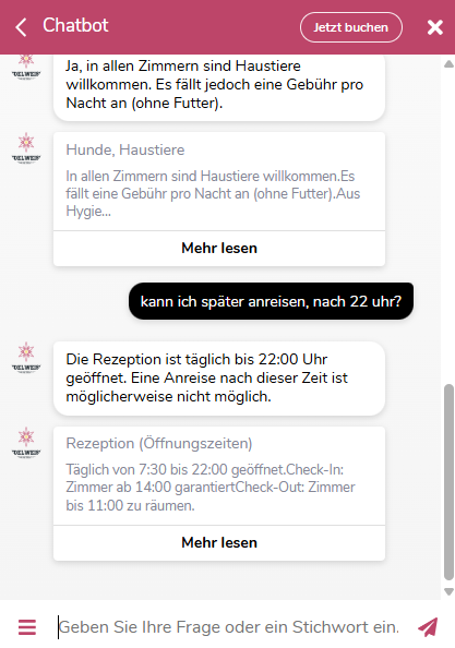 Chat beantwortet eine Frage zur späten Anreise und zeigt die verlinkte Rezeptionsinformation.
